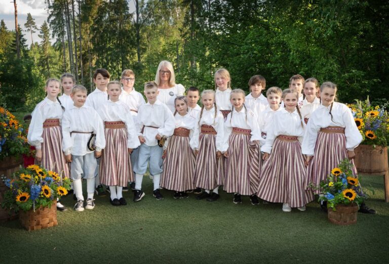 Meie noored rahvatantsijad pääsesid XXI tantsupeole „Iseoma“!